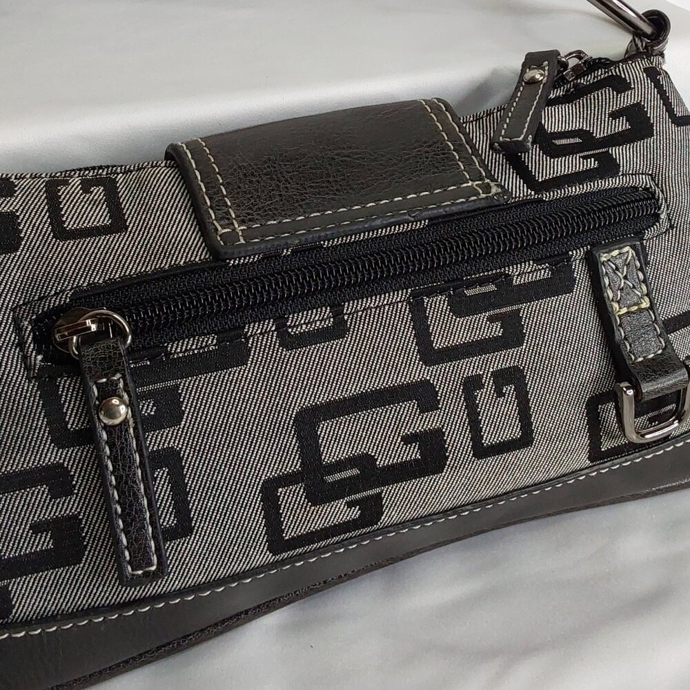 'GUESS' STUDDED MONOGRAM SHOULDER BAG SIGNATURE BIMBO BAGUETTE - Picture 6 of 16